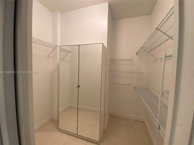 Building Photo - 3640 Yacht Club Dr