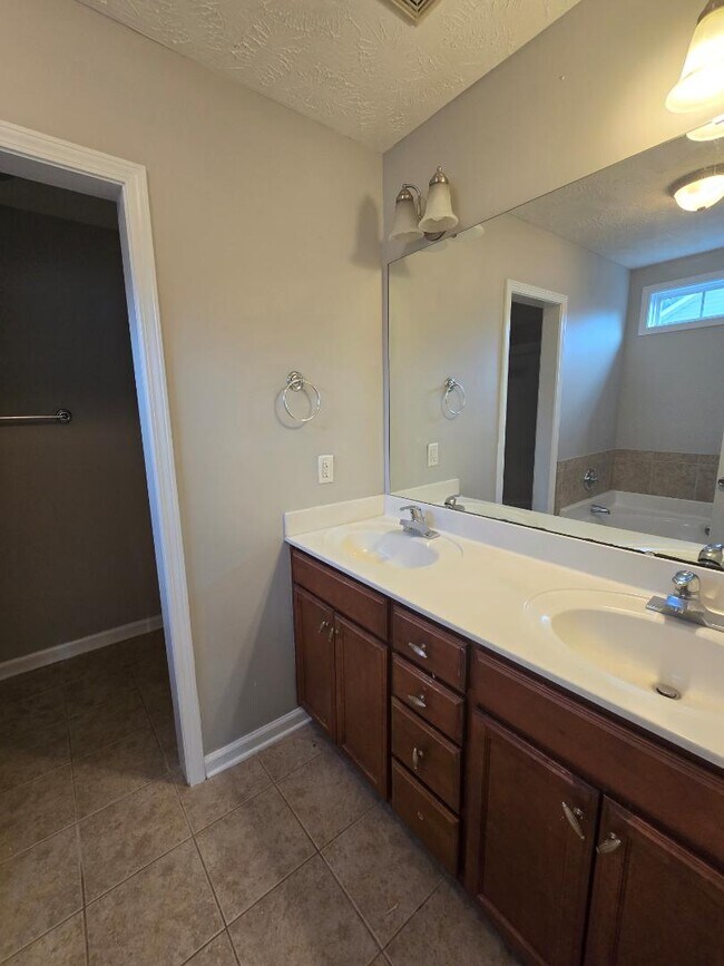 Building Photo - 150 Bear Creek Dr