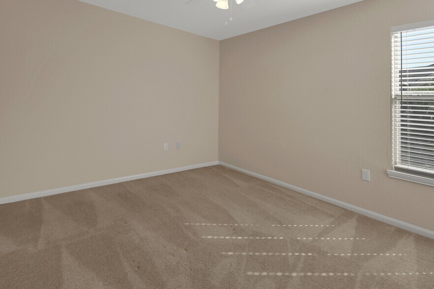Building Photo - 940 Village Trl