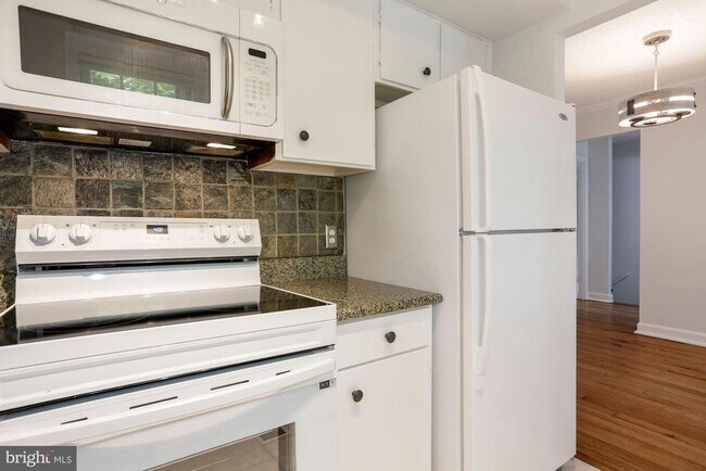 Building Photo - 3028 S Abingdon St