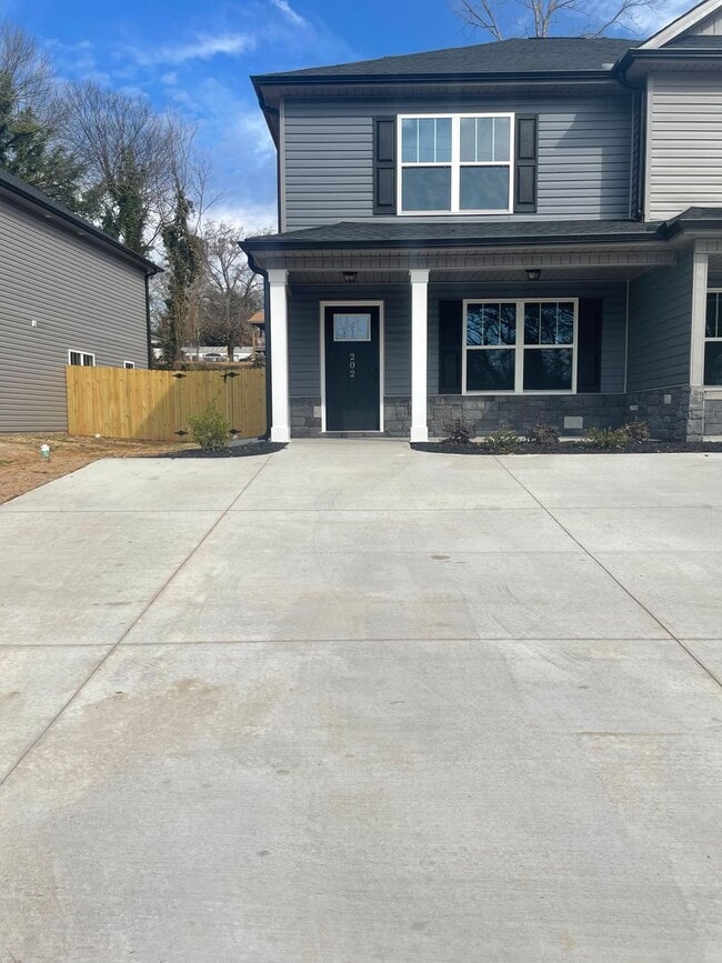 Building Photo - 2 Bedroom 2.5 bath Townhome in  Greenville