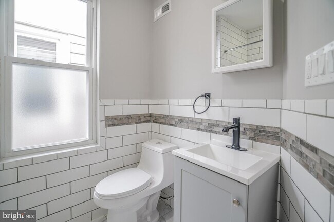 Building Photo - 1535 W Seltzer St