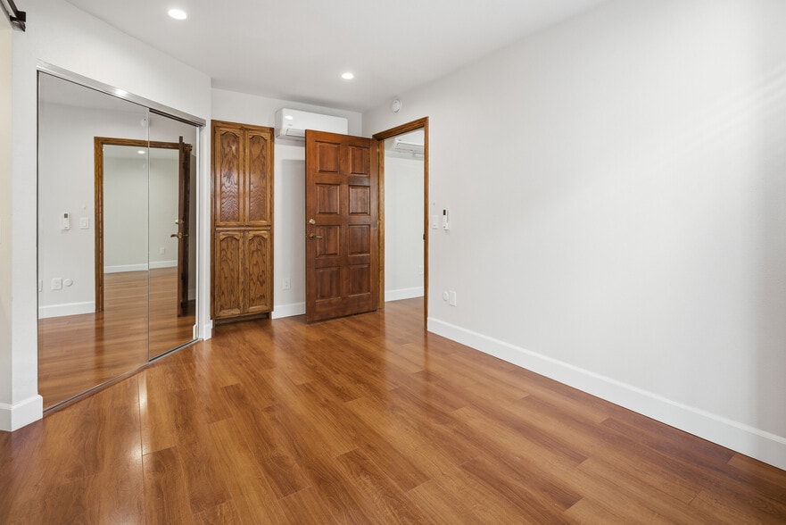 Bedroom suite #2 with mirrored closet, built-in shelving and seperate bathroom - 369 Palm Ave