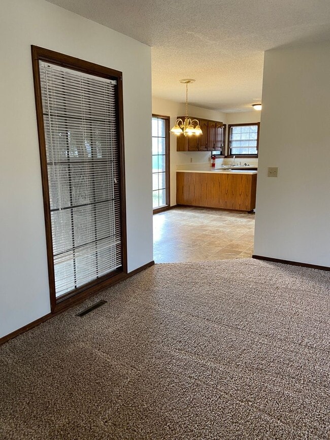 Building Photo - All brick 3 Bed, 2 Bath, 2 Car Garage Ranch