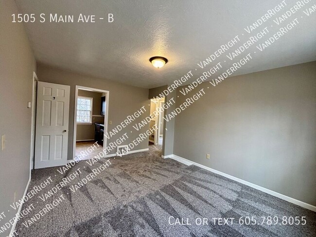 Building Photo - Charming 2 Bedroom 1 Bathroom Upper Level ...