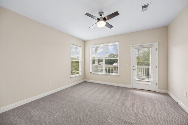 Building Photo - 3 bedroom 3.5 bath on island