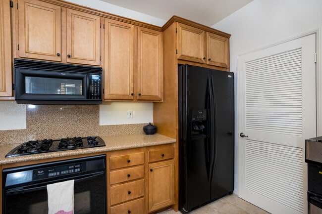 Building Photo - 2802 Bellezza Dr