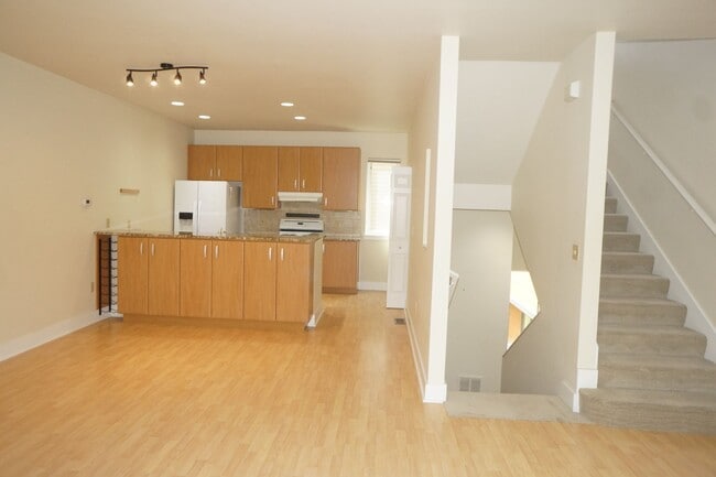Building Photo - Beautiful 2 bedroom Belmont Condo. 3 Stories, 1 car garage, open floor plan, a/c. Amazing unit!
