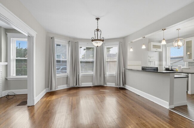 Building Photo - 6 Bed/3 Bath Remodeled Hyde Park Home w/Ce...