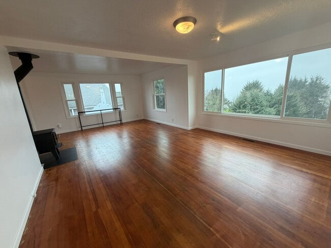 Building Photo - Beautiful 3 Bed / 2 Bath House With a Gorgeous View!