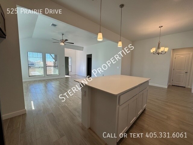 Building Photo - 525 Prairie Dr