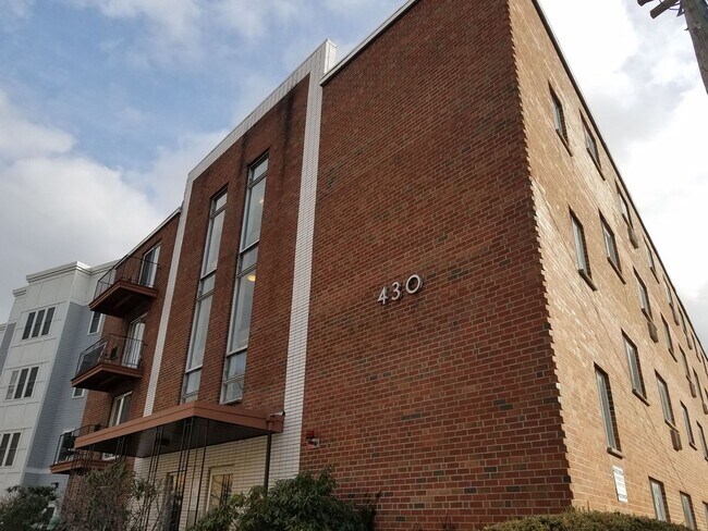 Interior Photo - 430 Riverview Apartments