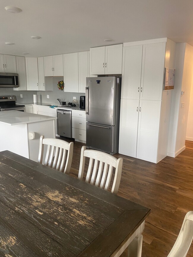 Building Photo - 305 Stedman St