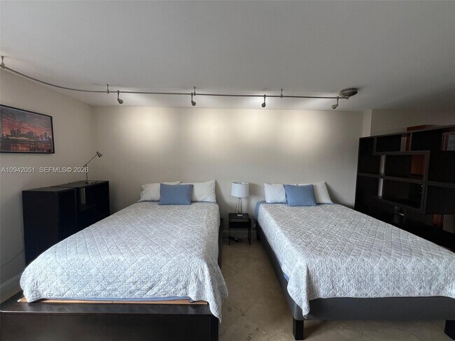 Building Photo - 100 Lincoln Rd