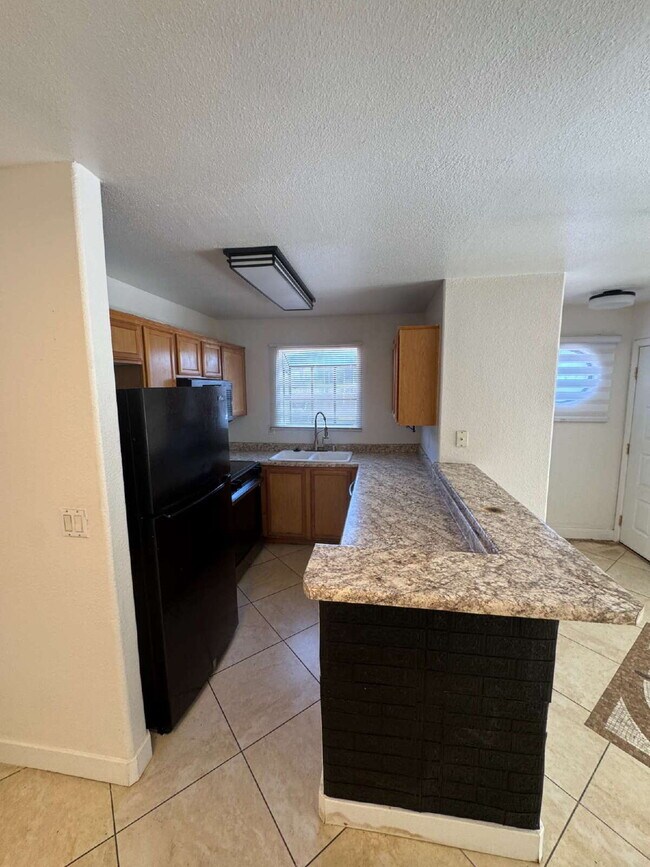 Building Photo - 2 Bed, 1 3/4 Bath Condo