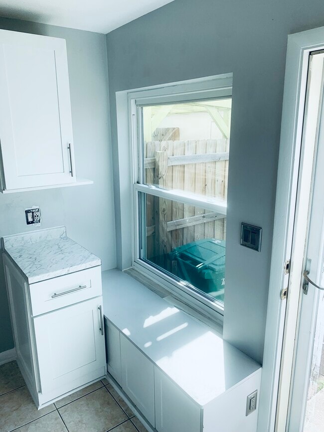 Building Photo - 4523 La Carmen Ct