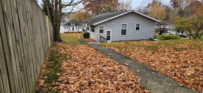 Building Photo - 1224 Woodlawn Dr