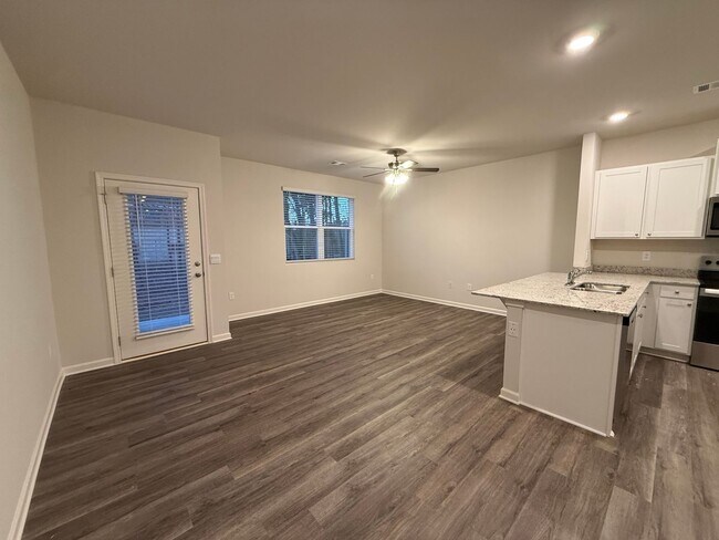 Building Photo - 3 Bedroom, 2.5 Bathroom- Townhouse in Armuchee!!