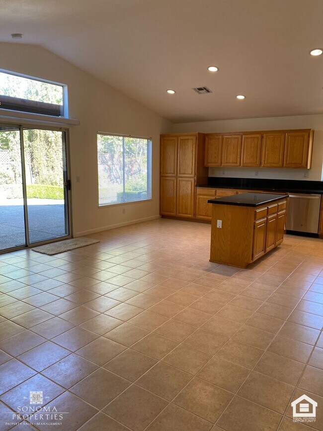 Building Photo - 4 Bedroom Eastside Gem!