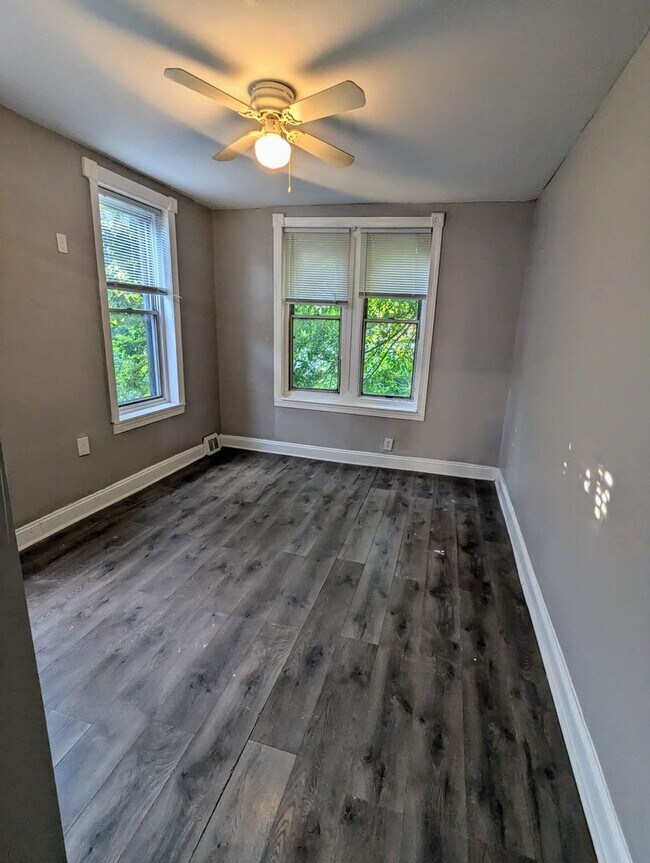 Building Photo - Large Carroll Park Home 3br/1.5ba w/ Washe...