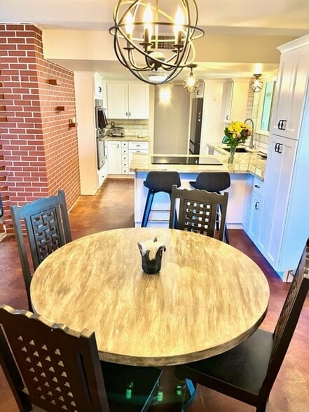 Dining area - 1247 W Devonshire St