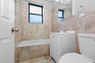 Building Photo - Two Bedroom Unit in South Shore - Move In Fee Special