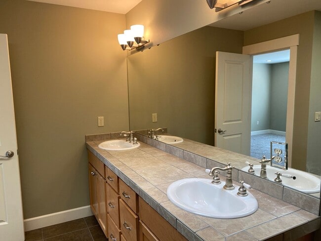 Building Photo - 3 Bedroom Townhome at The Vineyard