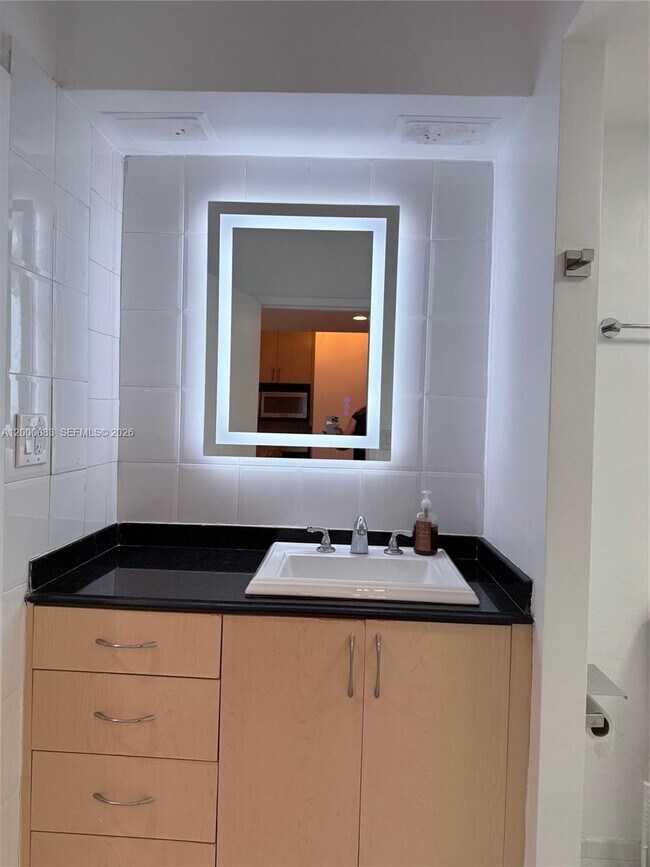 Building Photo - 100 Lincoln Rd