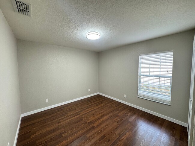 Building Photo - Spacious 4 Bedroom / 3 Bathroom Home in Davenport