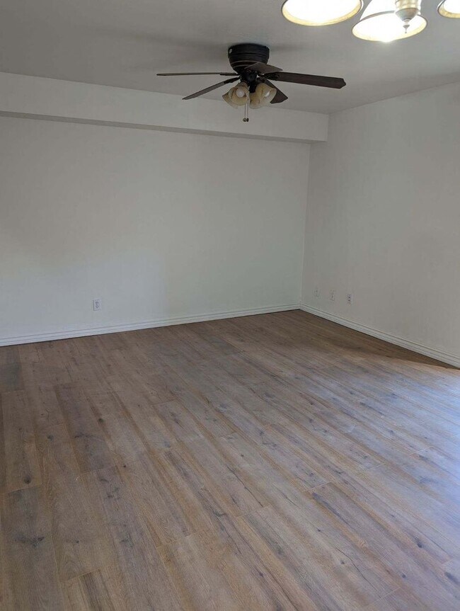 Building Photo - 3200 S Litzler Dr