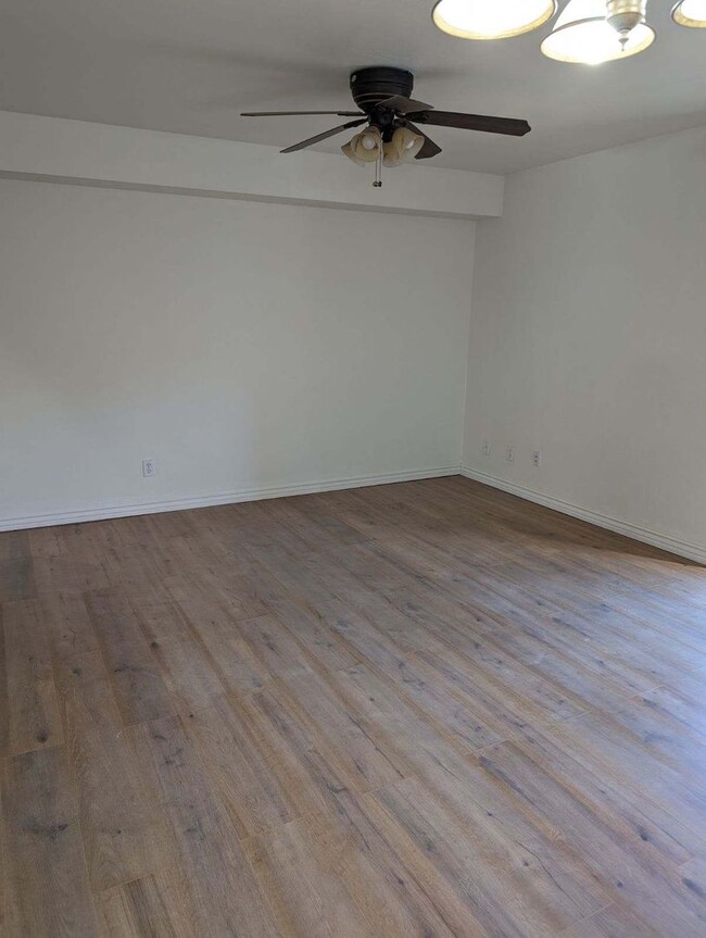 Building Photo - Newly Remodeled One Bedroom/ One Bath Condo