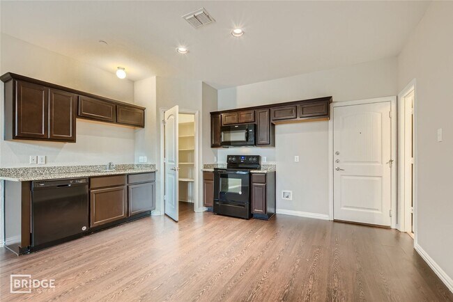 Building Photo - 1313 Lakecrest Ln