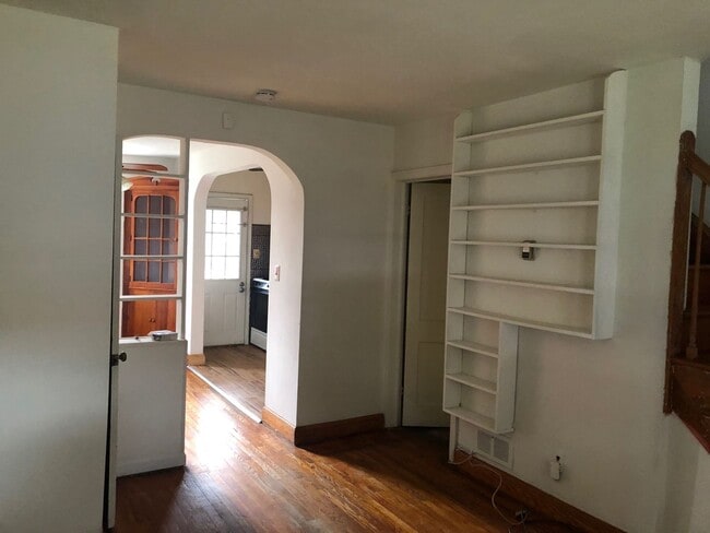 Building Photo - The Perfect 2 Bed / 1 Bath Townhouse 5 min...