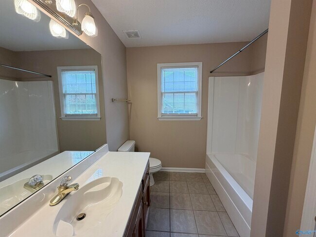 Building Photo - 2813 Willowick Tr SE