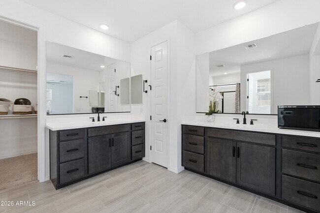 Building Photo - 4650 Gilbert Ln