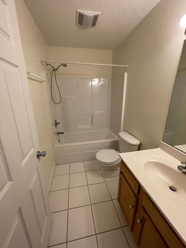 Building Photo - 2 Bdrm/1 Full & 2 Half Bath Condo ? Gray/J...