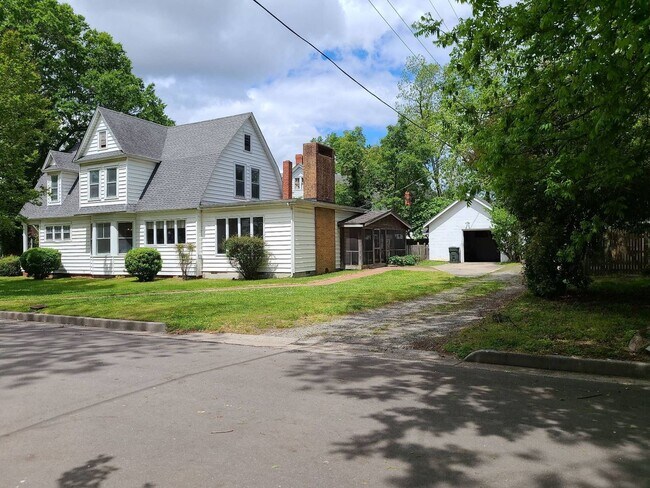 Building Photo - Incredible 5 Bedroom Home with Detached Garage in West Point!