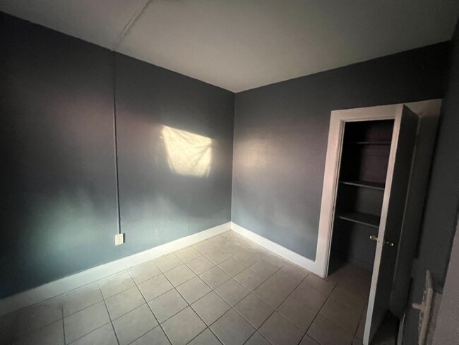 Building Photo - 2 Bedroom Lower Duplex Milwaukee