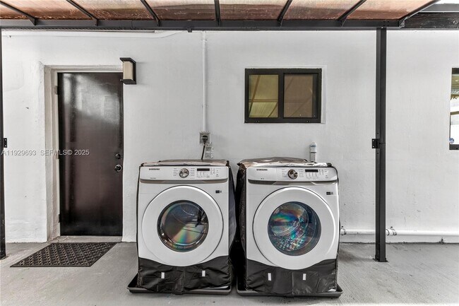 Building Photo - 2633 NE 13th Ave