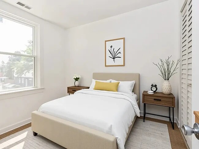 Building Photo - 2102 W Roscoe St