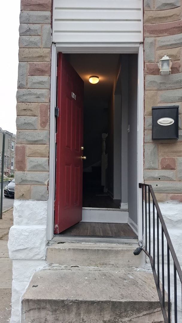 Building Photo - Three Bedroom One Bathroom Ready For ASAP Move In