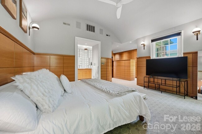 Building Photo - 1124 Dilworth Crescent Row