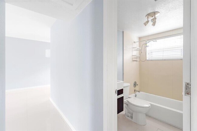 Building Photo - 416 NE 15th Ave