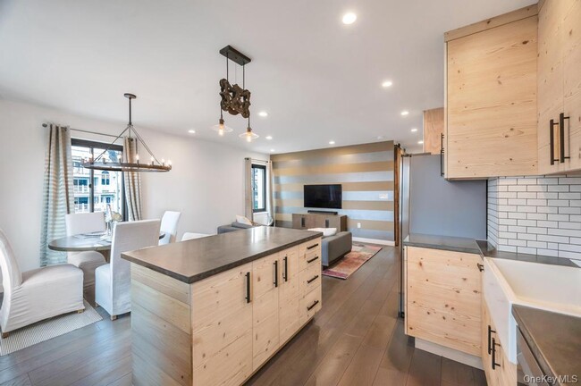 Building Photo - 100 W Broadway