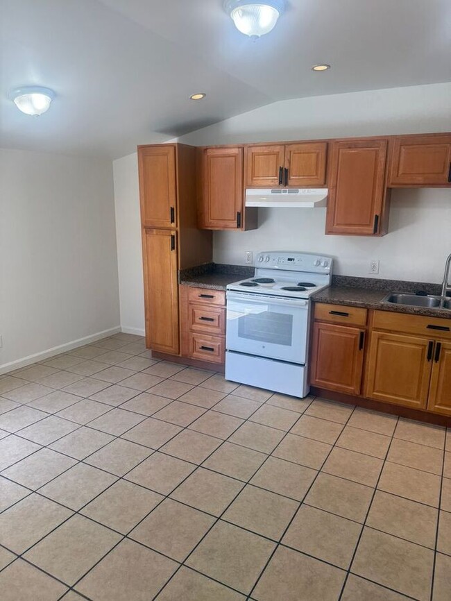 Building Photo - Great 2 Bedrooms 1 Bath