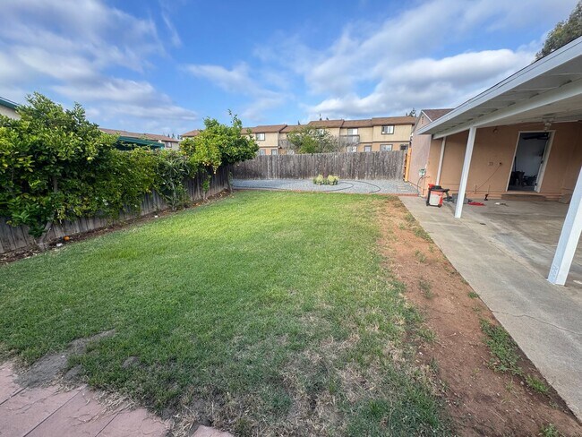 Building Photo - 5 Bedroom, 3.5 Bath, Beautiful 1,856 SQ FT...