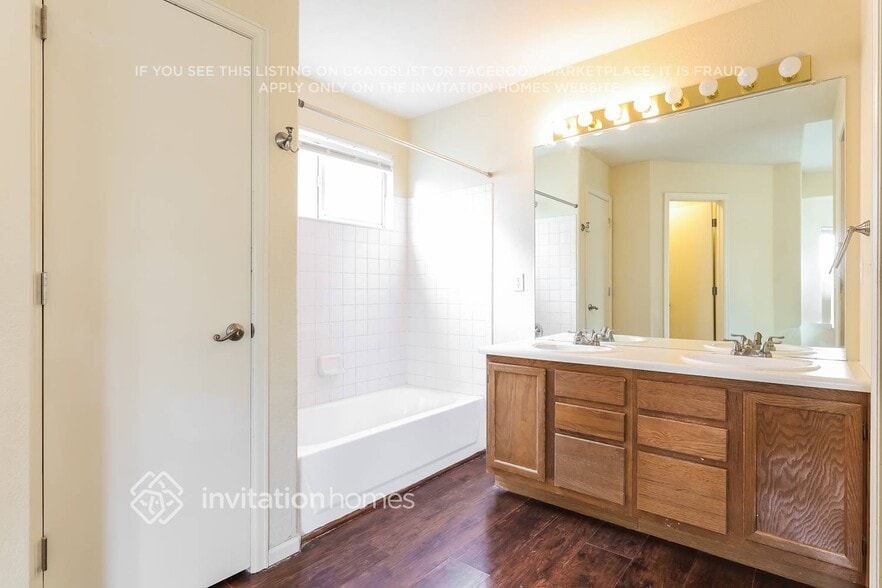 Building Photo - 4992 N Silverlace Dr