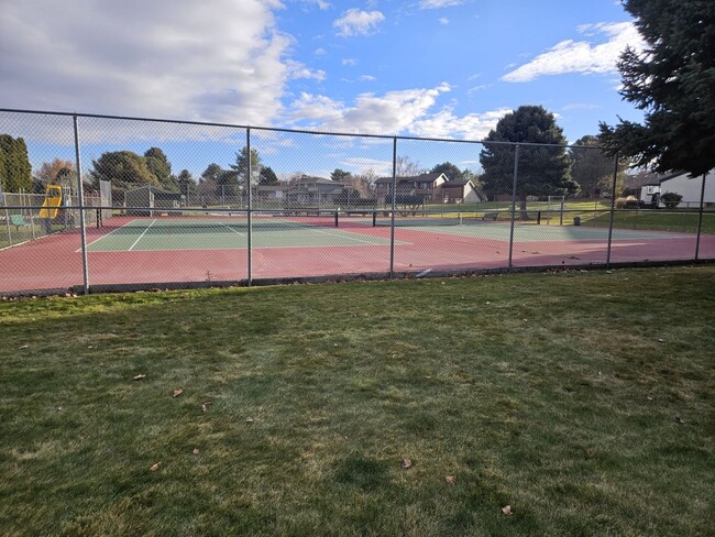 Building Photo - Wonderful townhome for rent in Nampa.  Near Lake Lowell.