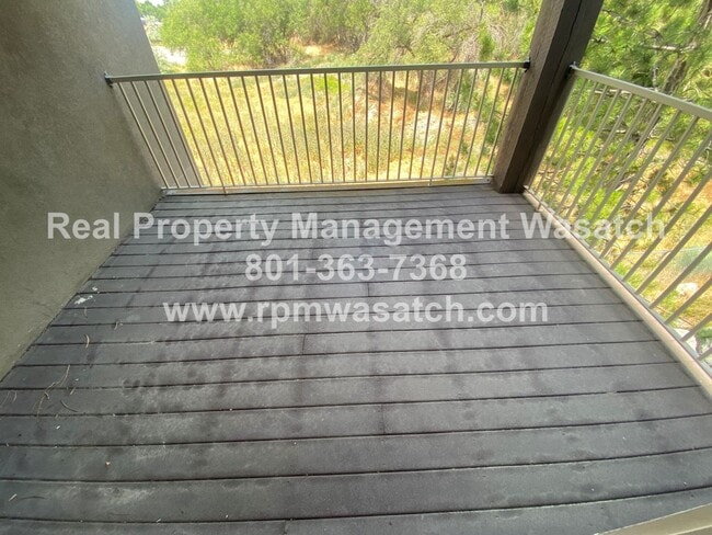 Building Photo - Cute 3 Bedroom 2 Bath Condo with a View!
