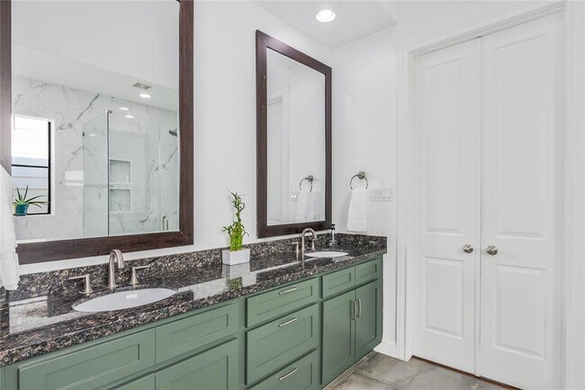 Building Photo - 8817 Lakeshore Bend Dr
